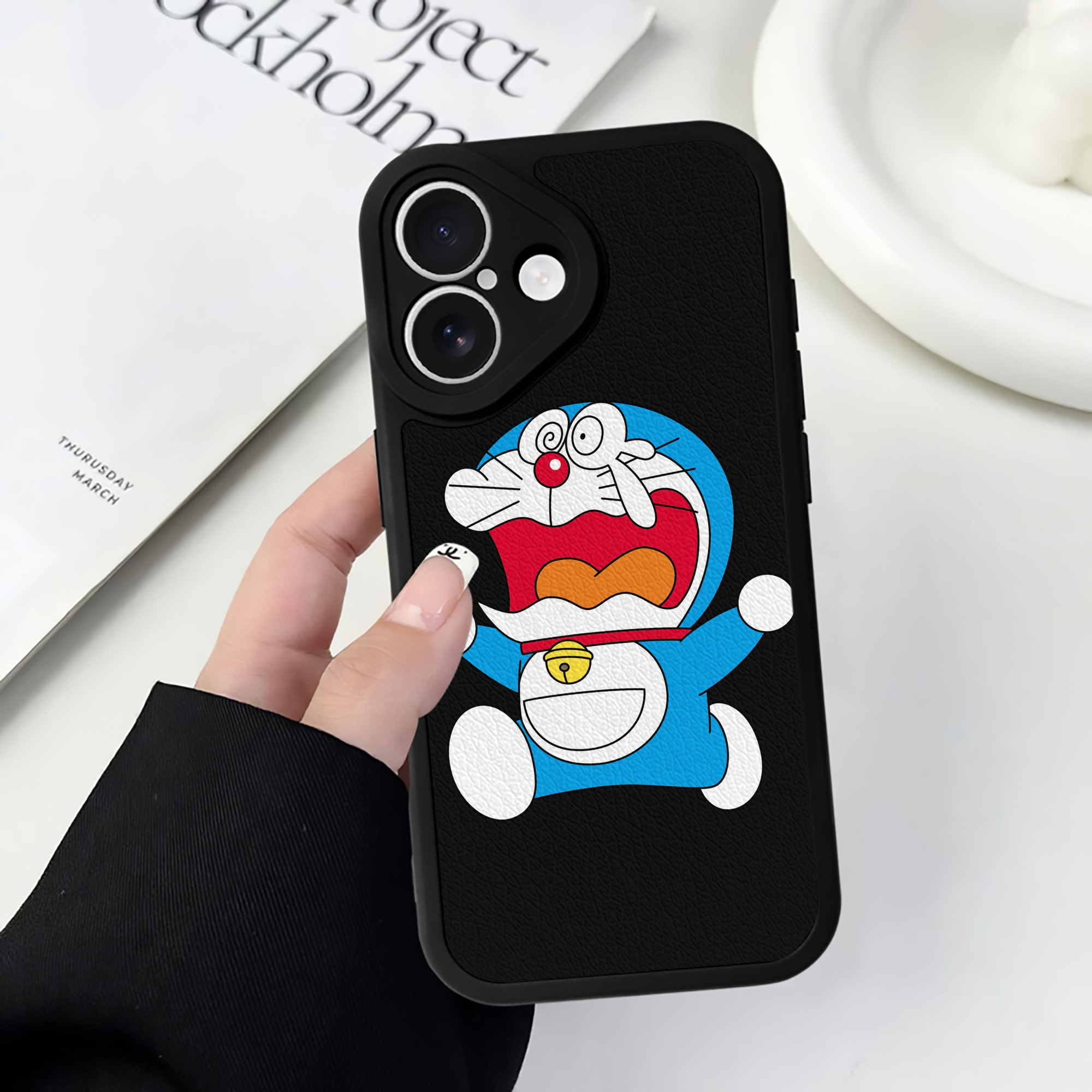 （画像用） ドラえもん Doraemon 【iPhone 16シリーズ対応】シリコンスマホケース（レザー調） 材質：シリコン